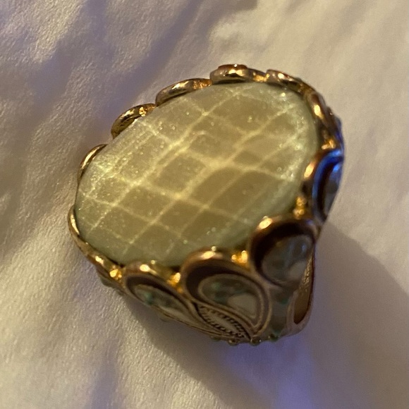 Beautiful fashion statement ring. - Picture 2 of 6